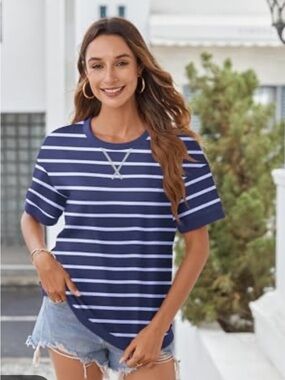 NWT Women’s Navy & White Striped Short Sleeve Casual Tee Size Medium